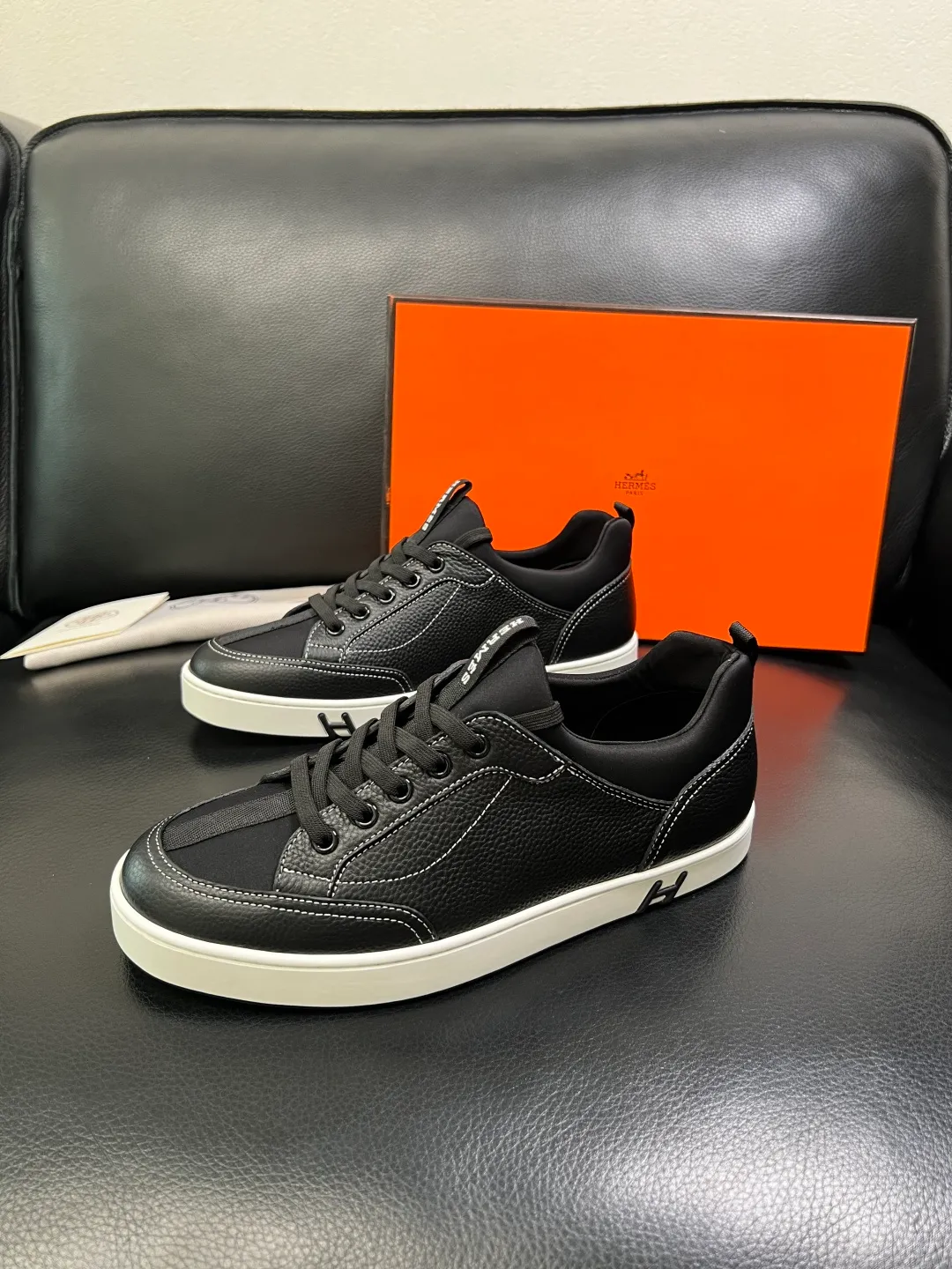 Men's shoes 💰700 Hermes High-quality top crafts Hermes counters are selling simultaneously with original factory configuration, original cowhide fabric imported from Italy, high-quality splicing technology, fully imported water-dyed cowhide lining, soles: original soles specially provided by the original factory are super comfortable, original factory and single goods are welcome to compare, code number 38-44 (customized 45)